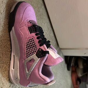 Jordan 4 orchid and black comes with orchid shoe strings as well women’s size 8